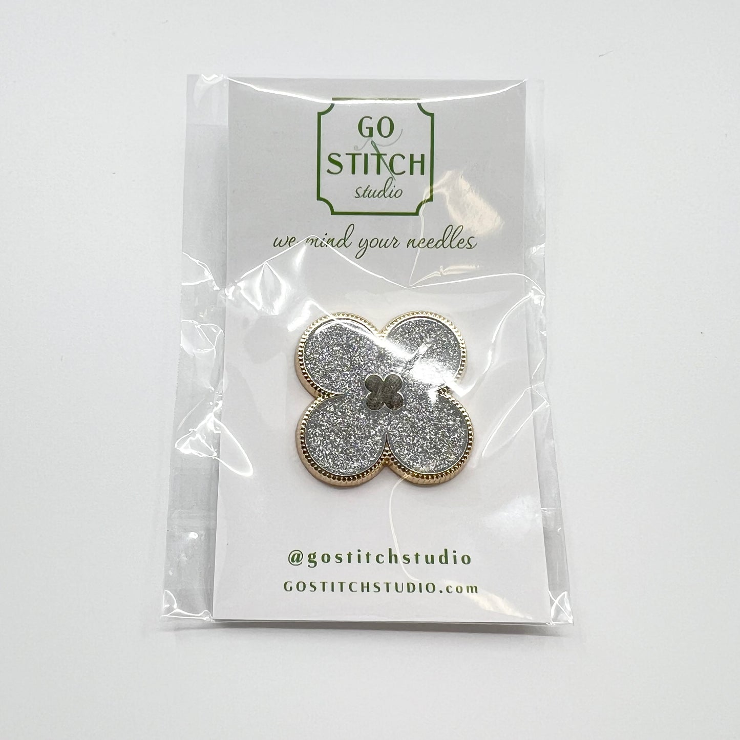 Silver Glitter Clover Needle Minde