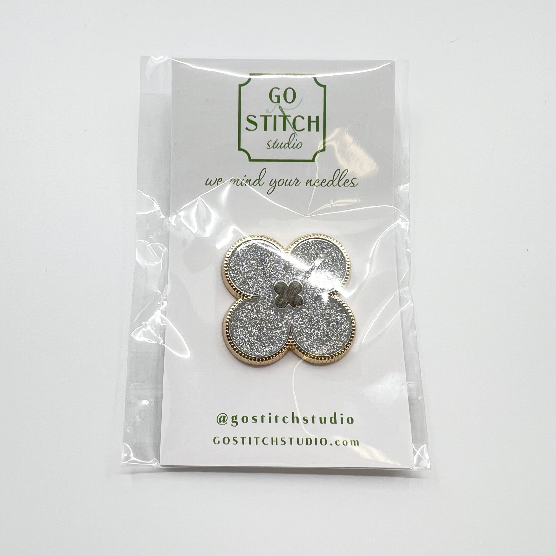 Silver Glitter Clover Needle Minde